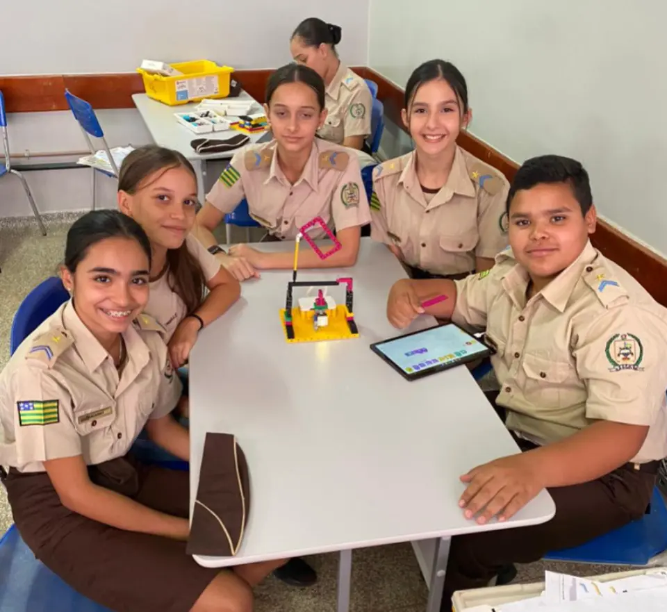Alunos de colégio militar participam da Olimpíada Brasileira de Robótica