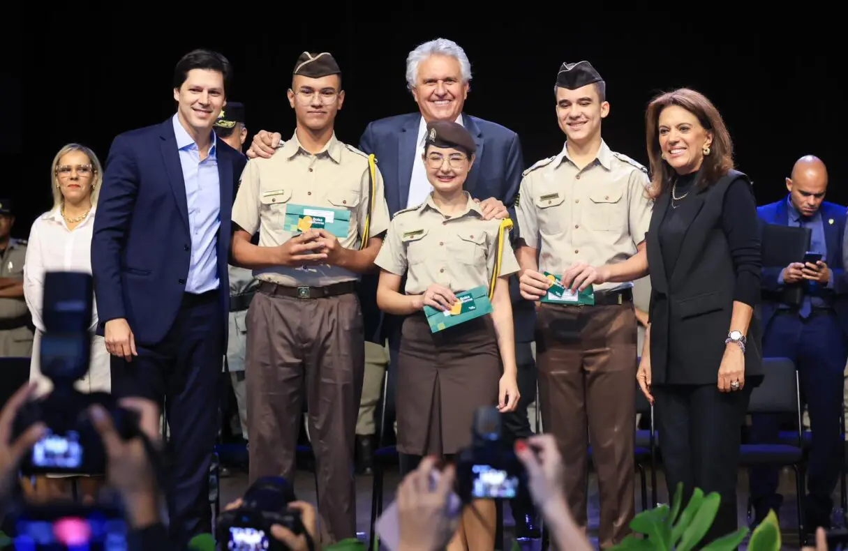 Alunos de colégios militares recebem cartões do Bolsa Uniforme
