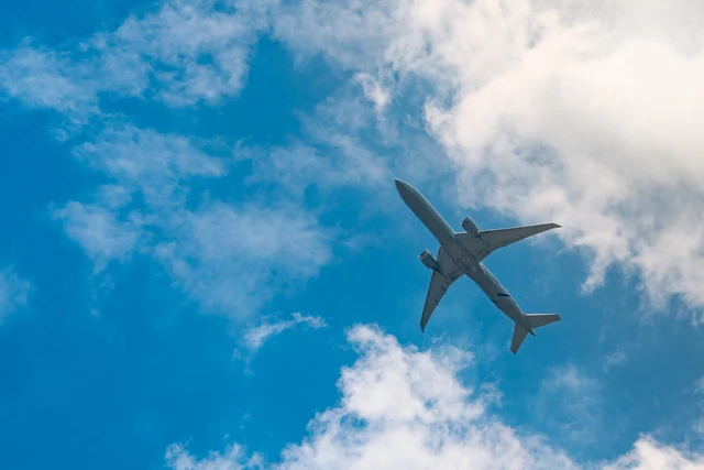 Por que Aviões Que Voam Mais Alto Sofrem Menos Turbulência e Gastam Menos Combustível?