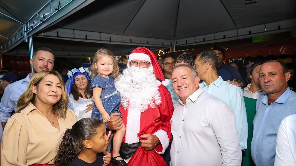 Com árvore iluminada de 30 metros, decoração de Natal encanta aparecidenses
