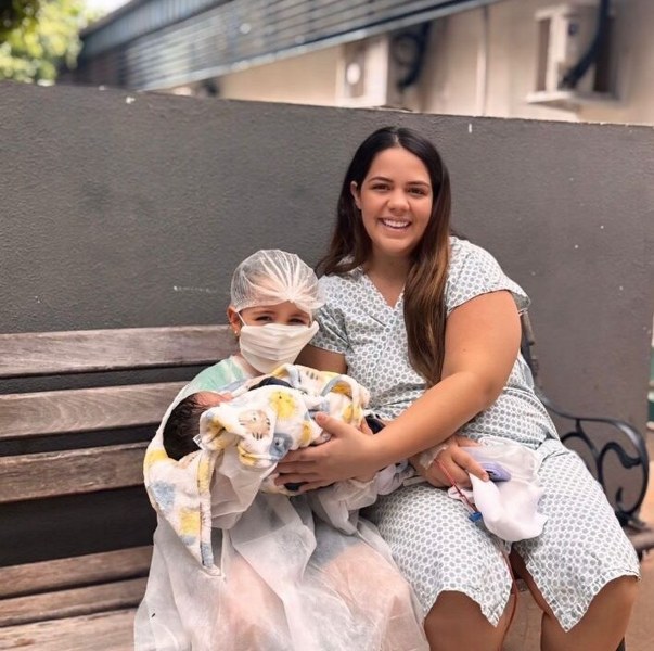 Equipe do Heja promove reencontro familiar durante internação, fortalecendo vínculos afetivos e contribuindo para bem-estar emocional da paciente no pós-parto