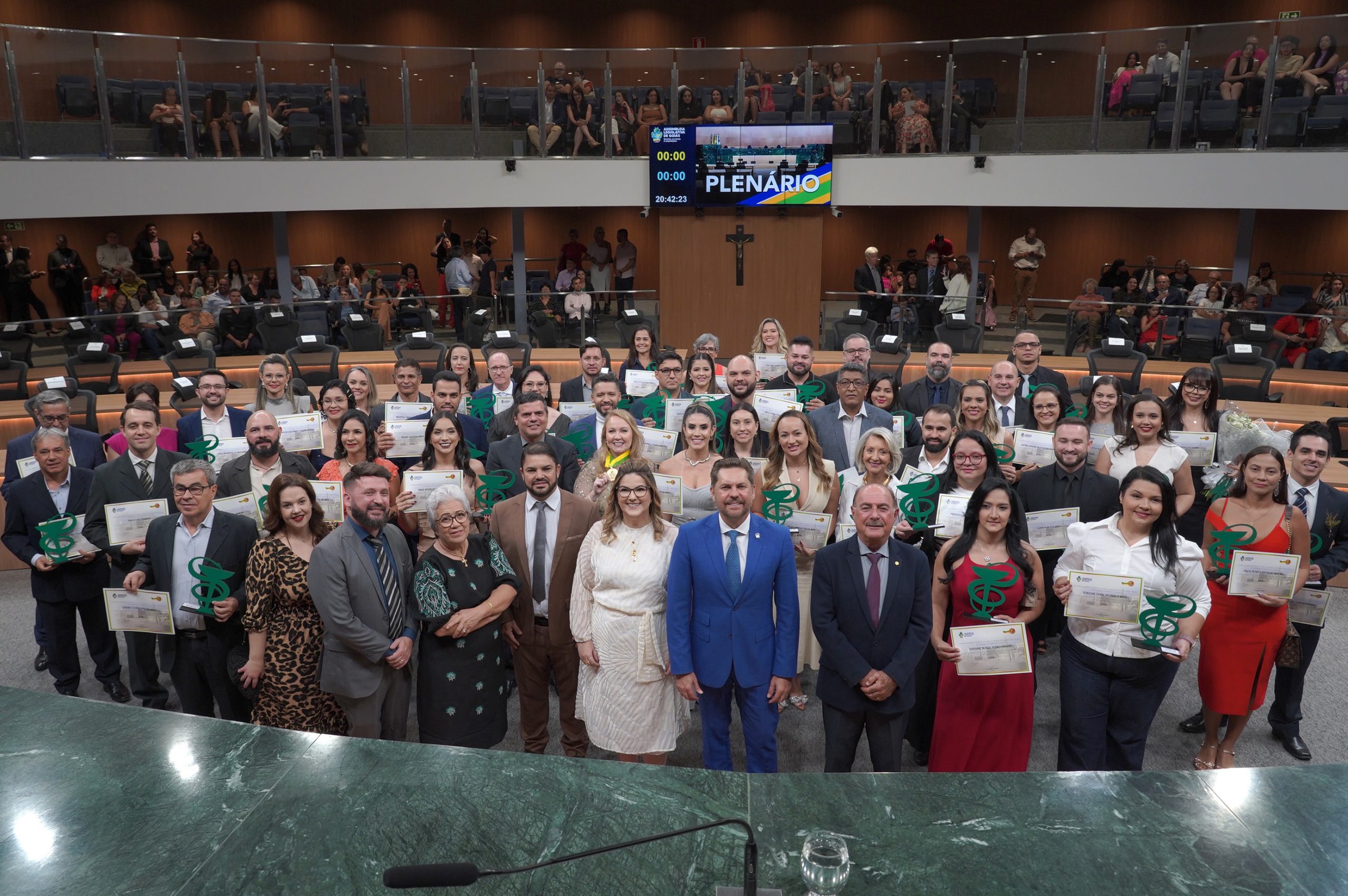 Em noite solene, farmacêuticos são homenageados pelo Parlamento goiano, por iniciativa de Bruno Peixoto