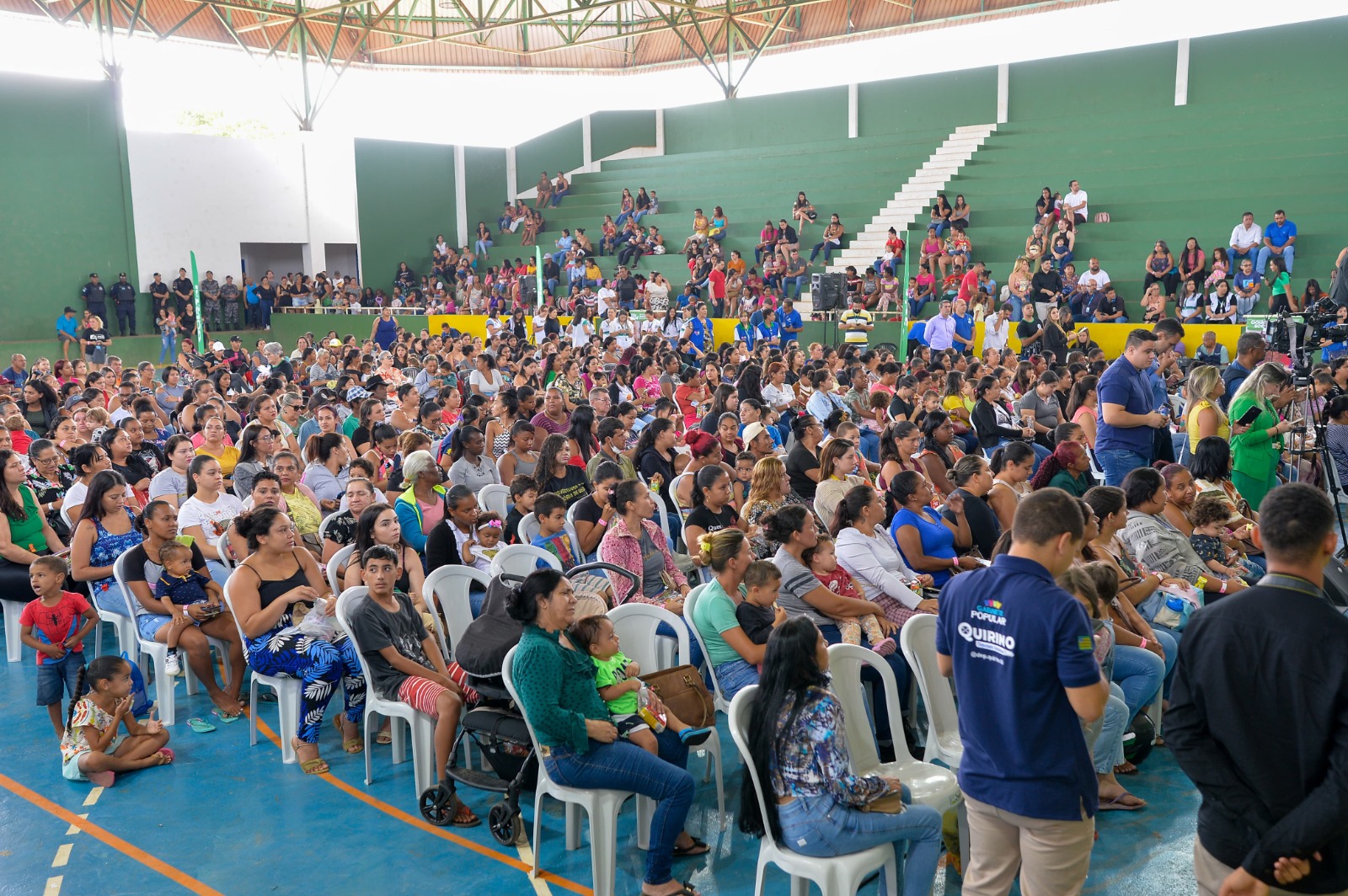 Governador Ronaldo Caiado entrega benefícios sociais a moradores de Luziânia