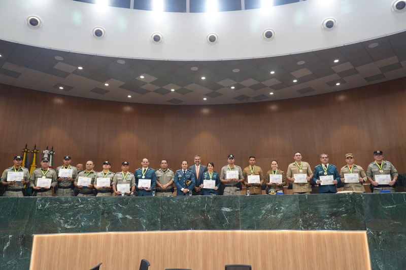 Por iniciativa de Renato de Castro, Legislativo goiano homenageia bombeiros e policiais militares de Goianésia