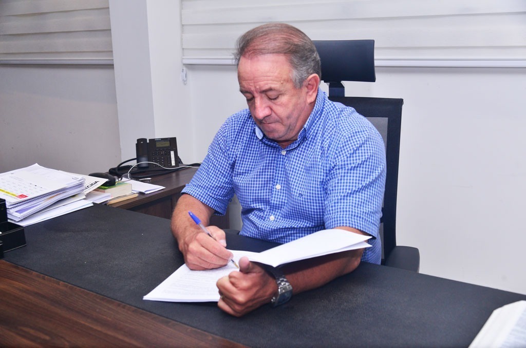 Prefeito Vilmar sanciona projetos que estabelecem reajuste salarial para professores