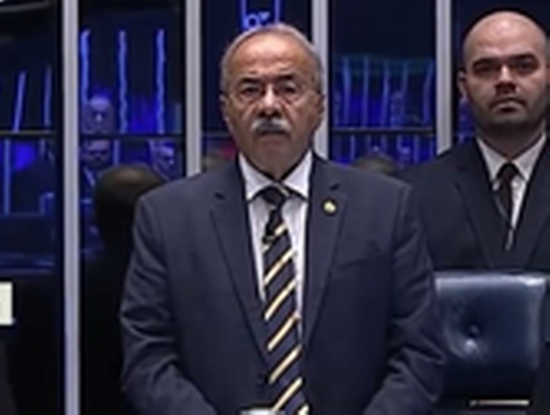 Senado faz um minuto de silêncio por vítimas de terremoto na Venezuela